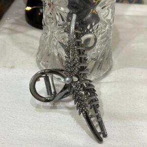 Beautiful Black Pearl Metal Catcher