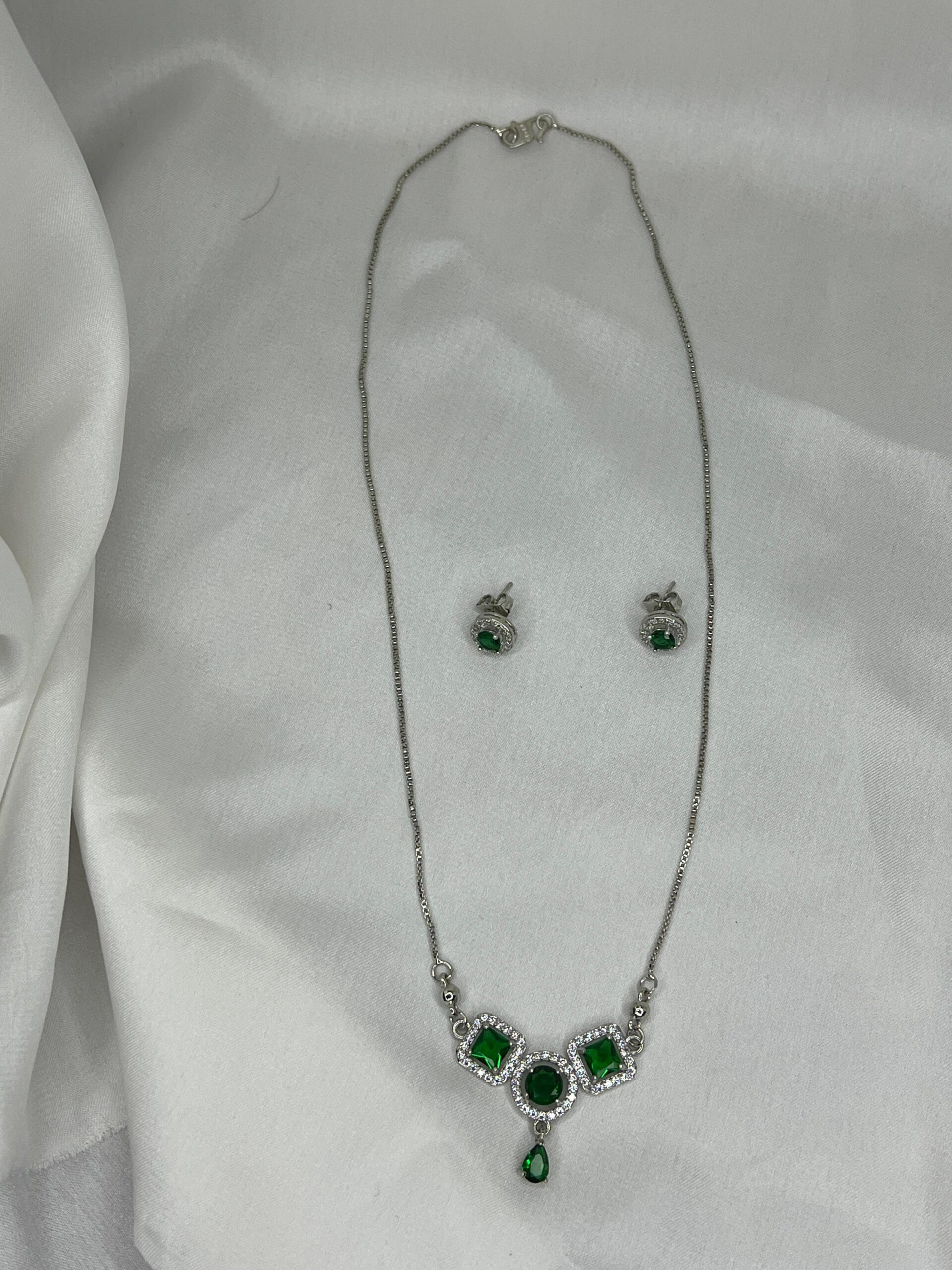 Green Stones Beutiful Neckless Set